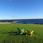 Ausblick von einer Wiese aufs Meer